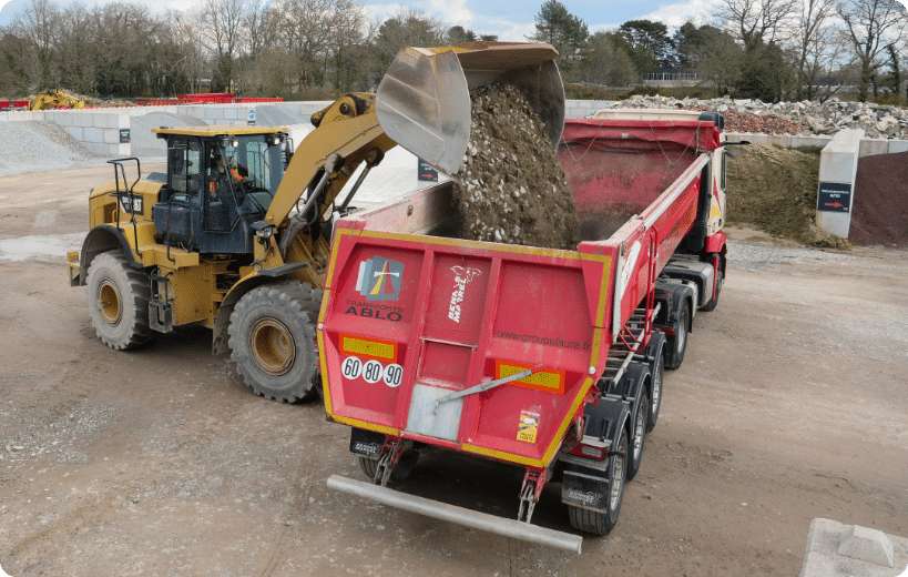 Transports Ablo sur un chantier avec une benne TP